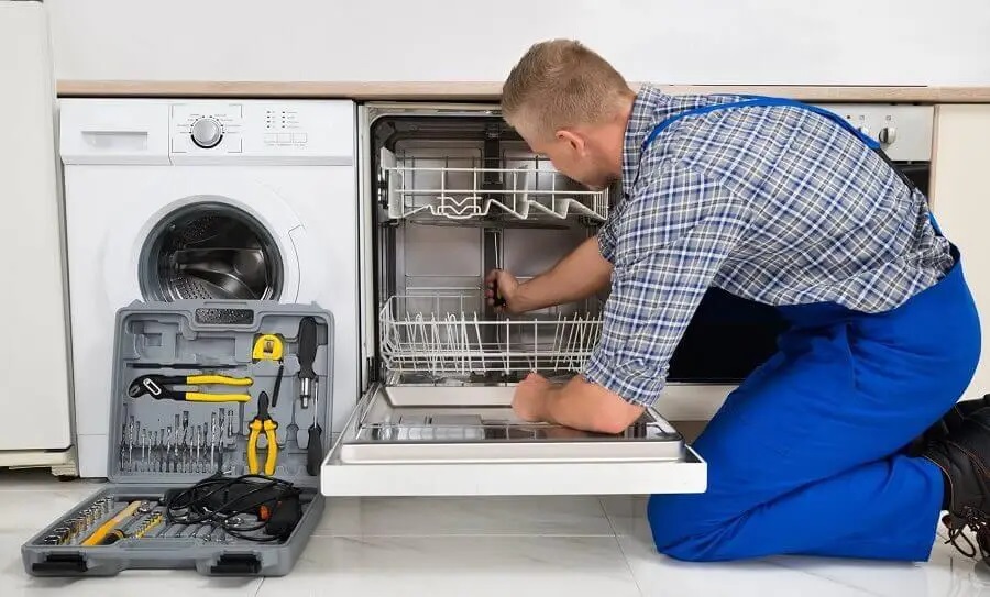 Serdivan Protherm servisi teknisyen ekibi beyaz eşya tamiri yaparken